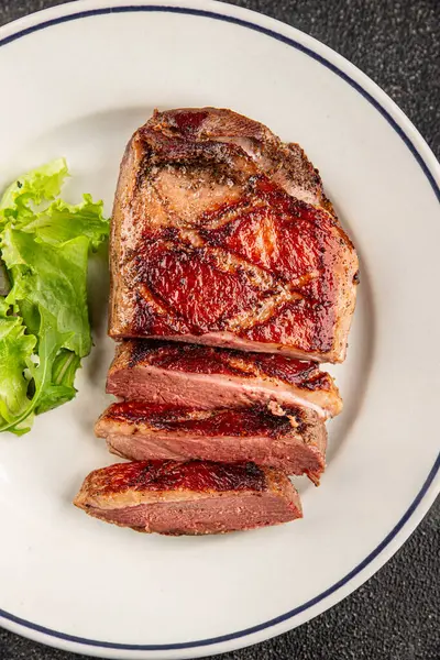 Ördek göğsü rosto et kümes hayvanları taze lezzetli gurme yemek arkaplan masa üzerinde rustik gıda üst görünüm fotokopi alanı