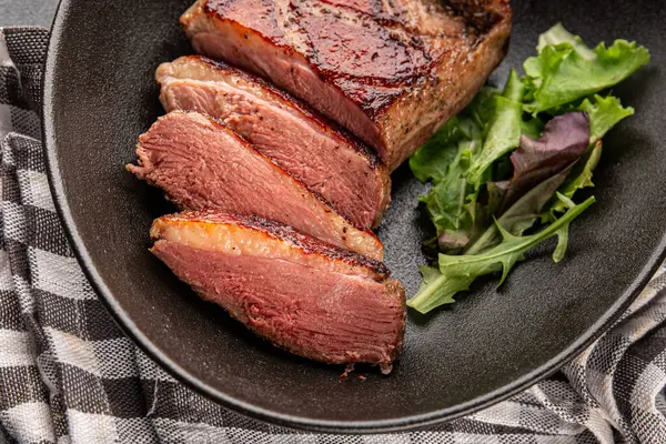 Ördek göğsü rosto et kümes hayvanları taze lezzetli gurme yemek arkaplan masa üzerinde rustik gıda üst görünüm fotokopi alanı