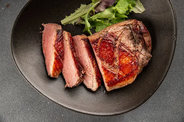 Ördek göğsü rosto et kümes hayvanları taze lezzetli gurme yemek arkaplan masa üzerinde rustik gıda üst görünüm fotokopi alanı