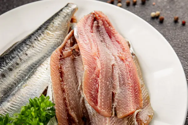 Sardalya çiğ balığı fileto deniz ürünleri ançüezli fileto taze leziz gurme yemek arkaplan masanın üzerinde rustik gıda üst görünümü fotokopi alanı pesseeter diyet