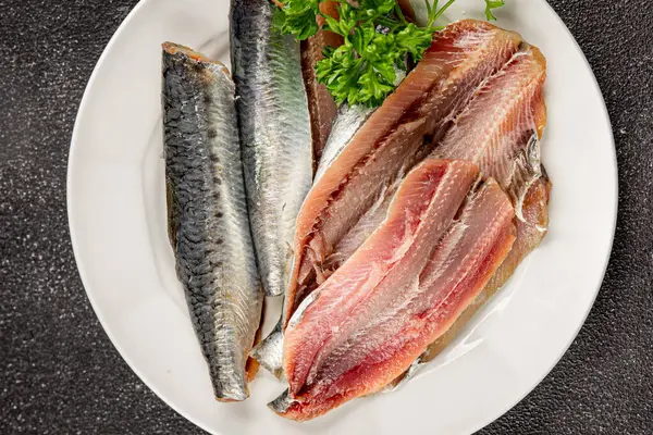 Sardalya çiğ balığı fileto deniz ürünleri ançüezli fileto taze leziz gurme yemek arkaplan masanın üzerinde rustik gıda üst görünümü fotokopi alanı pesseeter diyet