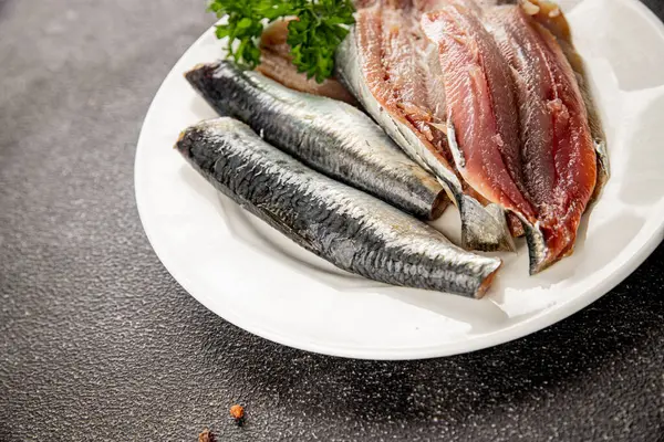 Sardalya çiğ balığı fileto deniz ürünleri ançüezli fileto taze leziz gurme yemek arkaplan masanın üzerinde rustik gıda üst görünümü fotokopi alanı pesseeter diyet