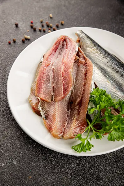 Sardalya çiğ balığı fileto deniz ürünleri ançüezli fileto taze leziz gurme yemek arkaplan masanın üzerinde rustik gıda üst görünümü fotokopi alanı pesseeter diyet