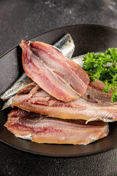 Sardalya çiğ balığı fileto deniz ürünleri ançüezli fileto taze leziz gurme yemek arkaplan masanın üzerinde rustik gıda üst görünümü fotokopi alanı pesseeter diyet