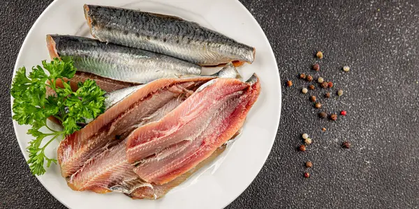 Sardalya çiğ balığı fileto deniz ürünleri ançüezli fileto taze leziz gurme yemek arkaplan masanın üzerinde rustik gıda üst görünümü fotokopi alanı pesseeter diyet