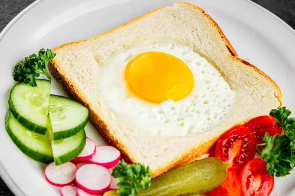 Kavrulmuş gazhane yumurtaları sepette lezzetli atıştırmalıklar bir kase lezzetli gurme yemek arka planında masa rustik gıda üst görünümde fotokopi alanı