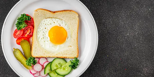 Kavrulmuş gazhane yumurtaları sepette lezzetli atıştırmalıklar bir kase lezzetli gurme yemek arka planında masa rustik gıda üst görünümde fotokopi alanı