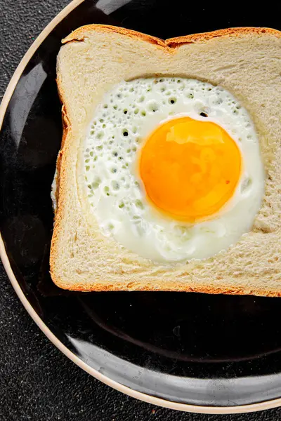 Kavrulmuş gazhane yumurtaları sepette lezzetli atıştırmalıklar bir kase lezzetli gurme yemek arka planında masa rustik gıda üst görünümde fotokopi alanı