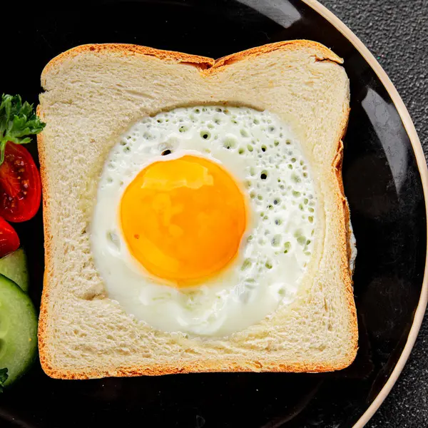 Kavrulmuş gazhane yumurtaları sepette lezzetli atıştırmalıklar bir kase lezzetli gurme yemek arka planında masa rustik gıda üst görünümde fotokopi alanı