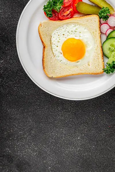 Kavrulmuş gazhane yumurtaları sepette lezzetli atıştırmalıklar bir kase lezzetli gurme yemek arka planında masa rustik gıda üst görünümde fotokopi alanı