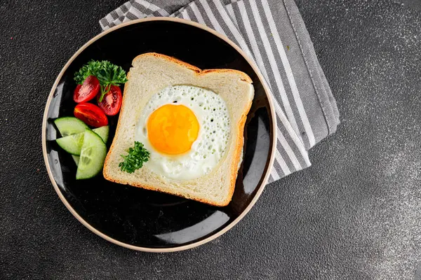 Kavrulmuş gazhane yumurtaları sepette lezzetli atıştırmalıklar bir kase lezzetli gurme yemek arka planında masa rustik gıda üst görünümde fotokopi alanı