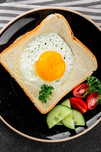 Kavrulmuş gazhane yumurtaları sepette lezzetli atıştırmalıklar bir kase lezzetli gurme yemek arka planında masa rustik gıda üst görünümde fotokopi alanı