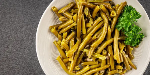 Yeşil fasulye konservesi yeşil çalı fasulyesi taze lezzetli gurme yemek arka planı masaya rustik gıda fotokopi alanı keto ve paleo diyet vegan ve vejetaryen gıda