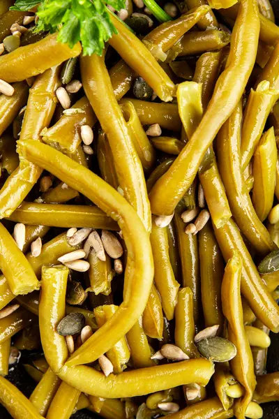Yeşil fasulye konservesi yeşil çalı fasulyesi taze lezzetli gurme yemek arka planı masaya rustik gıda fotokopi alanı keto ve paleo diyet vegan ve vejetaryen gıda