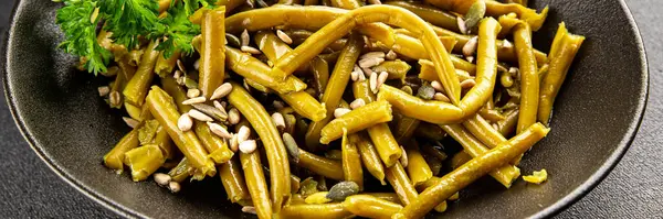 Yeşil fasulye konservesi yeşil çalı fasulyesi taze lezzetli gurme yemek arka planı masaya rustik gıda fotokopi alanı keto ve paleo diyet vegan ve vejetaryen gıda