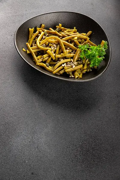 Yeşil fasulye konservesi yeşil çalı fasulyesi taze lezzetli gurme yemek arka planı masaya rustik gıda fotokopi alanı keto ve paleo diyet vegan ve vejetaryen gıda