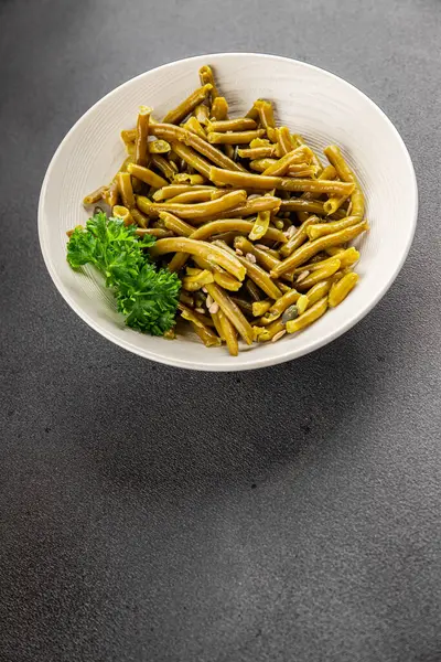 Yeşil fasulye konservesi yeşil çalı fasulyesi taze lezzetli gurme yemek arka planı masaya rustik gıda fotokopi alanı keto ve paleo diyet vegan ve vejetaryen gıda