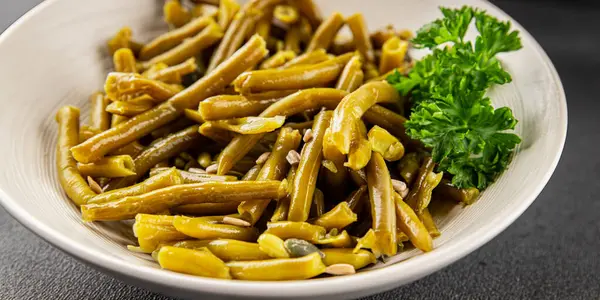 Yeşil fasulye konservesi yeşil çalı fasulyesi taze lezzetli gurme yemek arka planı masaya rustik gıda fotokopi alanı keto ve paleo diyet vegan ve vejetaryen gıda