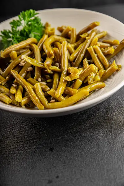 Yeşil fasulye konservesi yeşil çalı fasulyesi taze lezzetli gurme yemek arka planı masaya rustik gıda fotokopi alanı keto ve paleo diyet vegan ve vejetaryen gıda