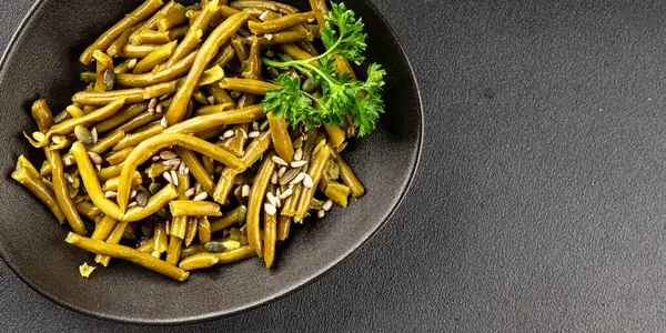 Yeşil fasulye konservesi yeşil çalı fasulyesi taze lezzetli gurme yemek arka planı masaya rustik gıda fotokopi alanı keto ve paleo diyet vegan ve vejetaryen gıda