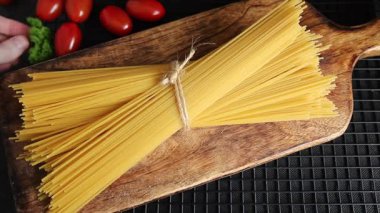 Spagetti, çiğ makarna, buğday, malzeme, taze yemek, masa, kırsal yemek, fotokopi, arka plan.