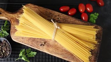 Spagetti, çiğ makarna, buğday, malzeme, taze yemek, masa, kırsal yemek, fotokopi, arka plan.