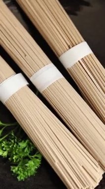 Soba karabuğday makarnası çiğ makarna taze yemek sofrada Asya mutfağı kırsal yemek üst görünüm fotokopi alanı