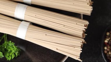 Soba karabuğday makarnası çiğ makarna taze yemek sofrada Asya mutfağı kırsal yemek üst görünüm fotokopi alanı