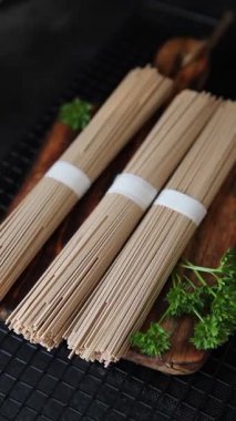 Soba karabuğday makarnası çiğ makarna taze yemek sofrada Asya mutfağı kırsal yemek üst görünüm fotokopi alanı