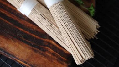 Soba karabuğday makarnası çiğ makarna taze yemek sofrada Asya mutfağı kırsal yemek üst görünüm fotokopi alanı