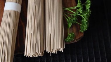 Soba karabuğday makarnası çiğ makarna taze yemek sofrada Asya mutfağı kırsal yemek üst görünüm fotokopi alanı