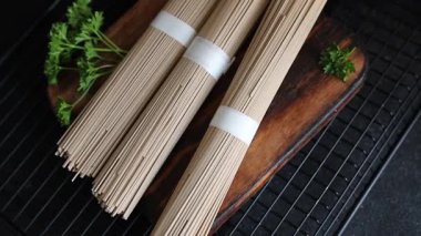 Soba karabuğday makarnası çiğ makarna taze yemek sofrada Asya mutfağı kırsal yemek üst görünüm fotokopi alanı