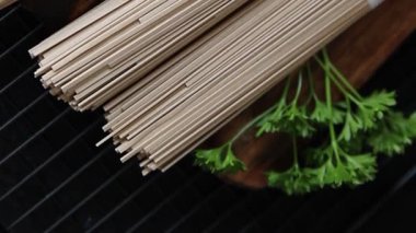 Soba karabuğday makarnası çiğ makarna taze yemek sofrada Asya mutfağı kırsal yemek üst görünüm fotokopi alanı