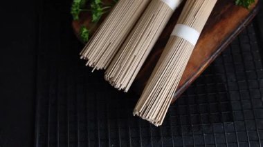 Soba karabuğday makarnası çiğ makarna taze yemek sofrada Asya mutfağı kırsal yemek üst görünüm fotokopi alanı