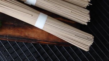 Soba karabuğday makarnası çiğ makarna taze yemek sofrada Asya mutfağı kırsal yemek üst görünüm fotokopi alanı