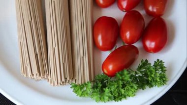 Soba karabuğday makarnası çiğ makarna taze yemek sofrada Asya mutfağı kırsal yemek üst görünüm fotokopi alanı