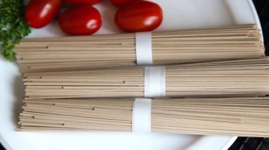 Soba karabuğday makarnası çiğ makarna taze yemek sofrada Asya mutfağı kırsal yemek üst görünüm fotokopi alanı