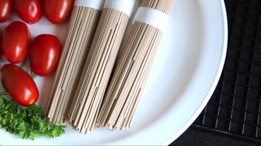 Soba karabuğday makarnası çiğ makarna taze yemek sofrada Asya mutfağı kırsal yemek üst görünüm fotokopi alanı