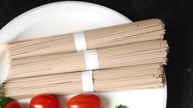 Soba karabuğday makarnası çiğ makarna taze yemek sofrada Asya mutfağı kırsal yemek üst görünüm fotokopi alanı