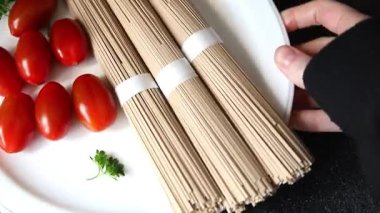 Soba karabuğday makarnası çiğ makarna taze yemek sofrada Asya mutfağı kırsal yemek üst görünüm fotokopi alanı