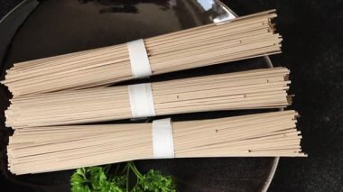 Soba karabuğday makarnası çiğ makarna taze yemek sofrada Asya mutfağı kırsal yemek üst görünüm fotokopi alanı