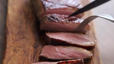 Ördek göğsü rosto taze gurme gıda masanın üzerinde rustik gıda üst görünüm kopyalama alanı