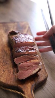 Ördek göğsü rosto taze gurme gıda masanın üzerinde rustik gıda üst görünüm kopyalama alanı