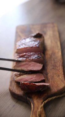 Ördek göğsü rosto taze gurme gıda masanın üzerinde rustik gıda üst görünüm kopyalama alanı