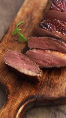 Ördek göğsü rosto taze gurme gıda masanın üzerinde rustik gıda üst görünüm kopyalama alanı