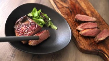 Ördek göğsü rosto taze gurme gıda masanın üzerinde rustik gıda üst görünüm kopyalama alanı