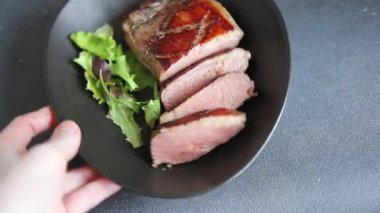 Ördek göğsü rosto taze gurme gıda masanın üzerinde rustik gıda üst görünüm kopyalama alanı