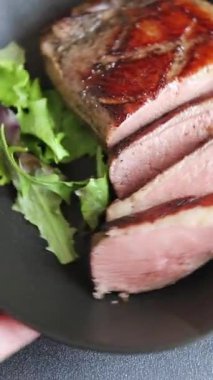 Ördek göğsü rosto taze gurme gıda masanın üzerinde rustik gıda üst görünüm kopyalama alanı