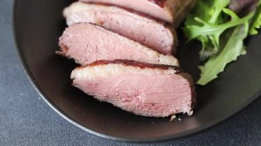 Ördek göğsü rosto taze gurme gıda masanın üzerinde rustik gıda üst görünüm kopyalama alanı