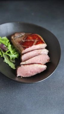 Ördek göğsü rosto taze gurme gıda masanın üzerinde rustik gıda üst görünüm kopyalama alanı